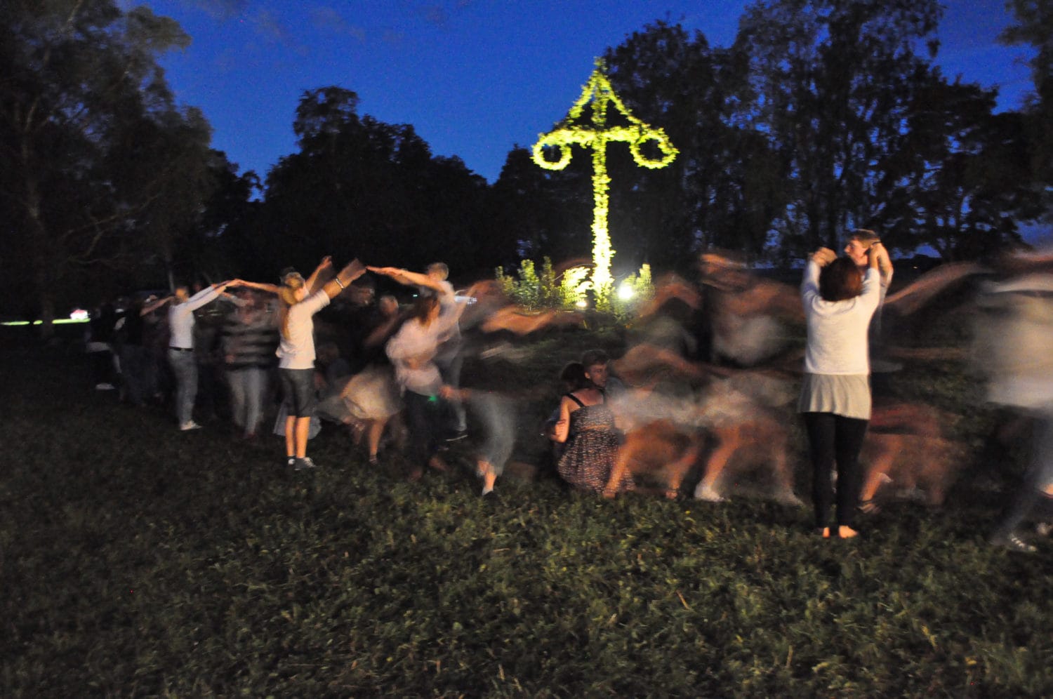 Dans Runt Midsommarstång