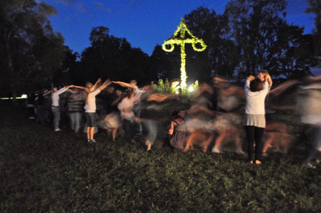 Dans runt midsommarstång på Snäckan