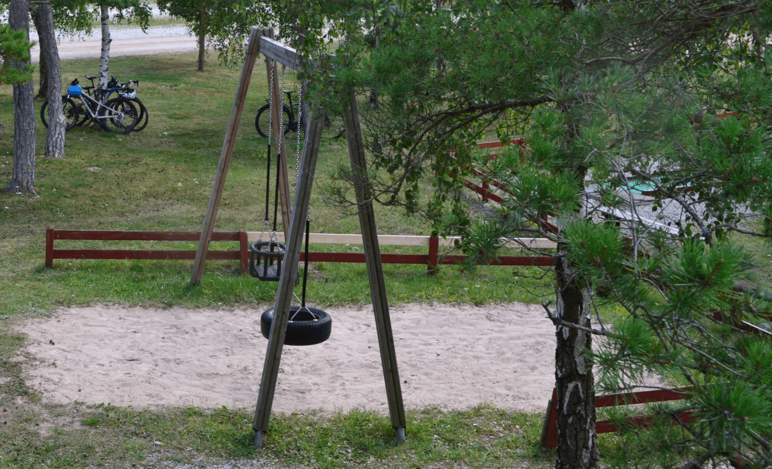 Gungställning på lekplatsen på Snäckan