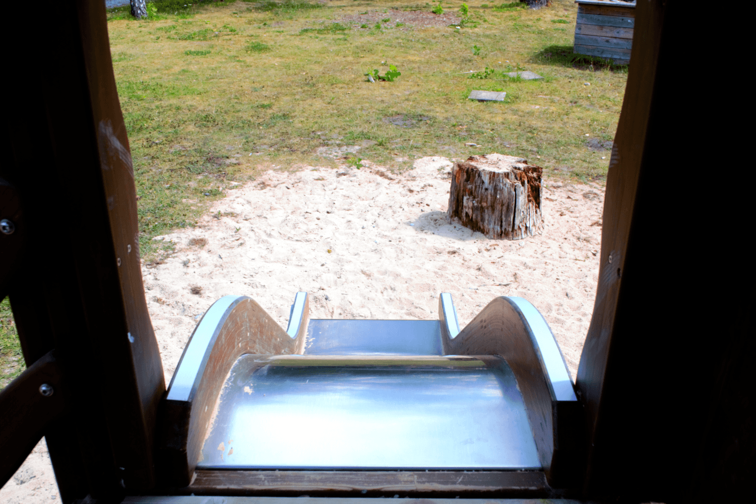 Rutschkanor på lekplatsen vid stugorna på Snäckan