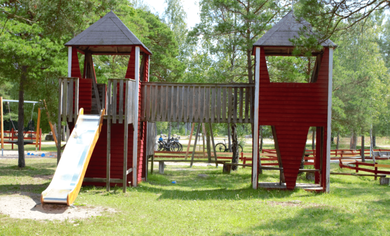 Lekborg på lekplatsen på Snäckan