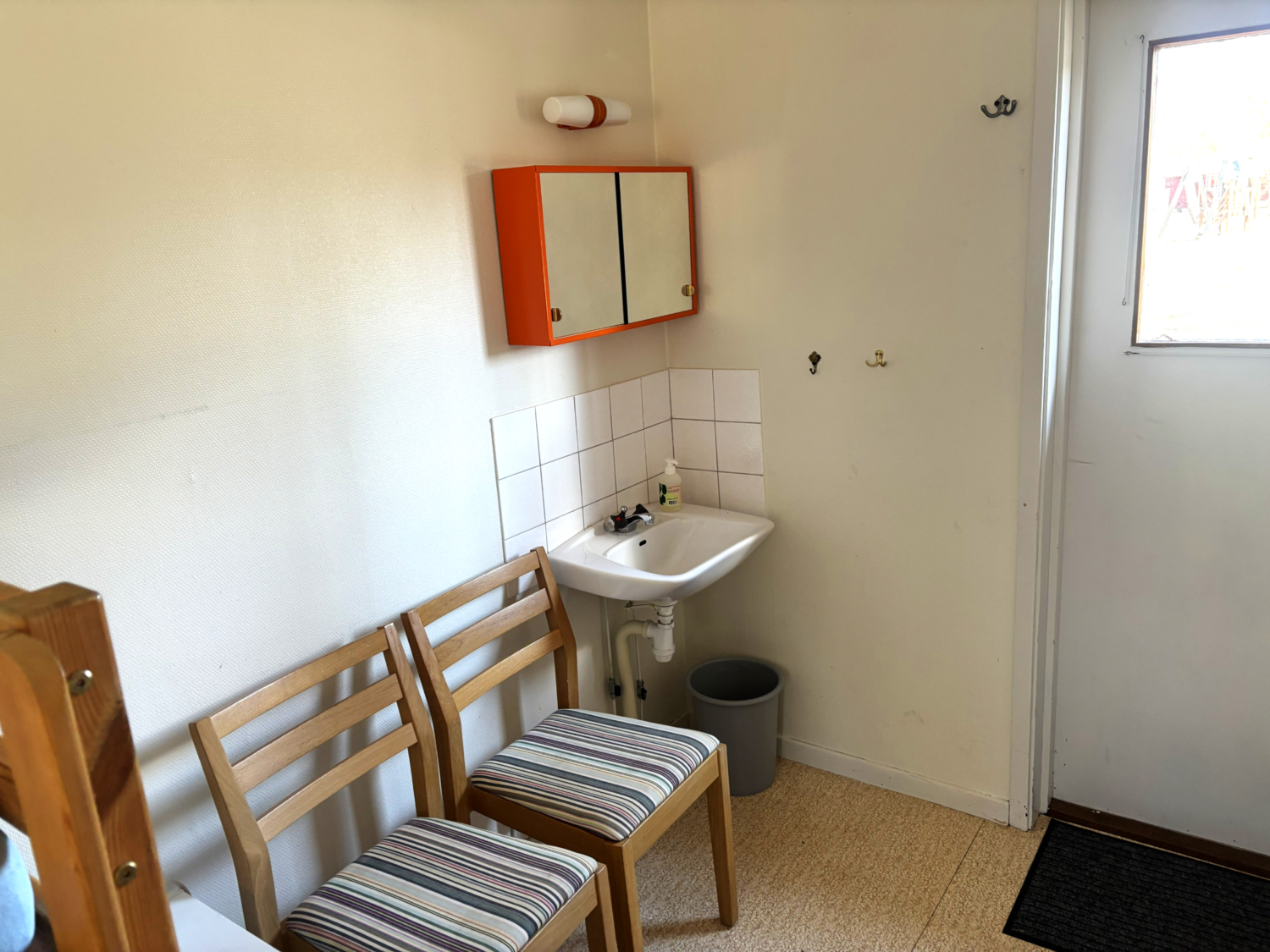 Sittplats och arbetsyta i campingrum på Snäckan