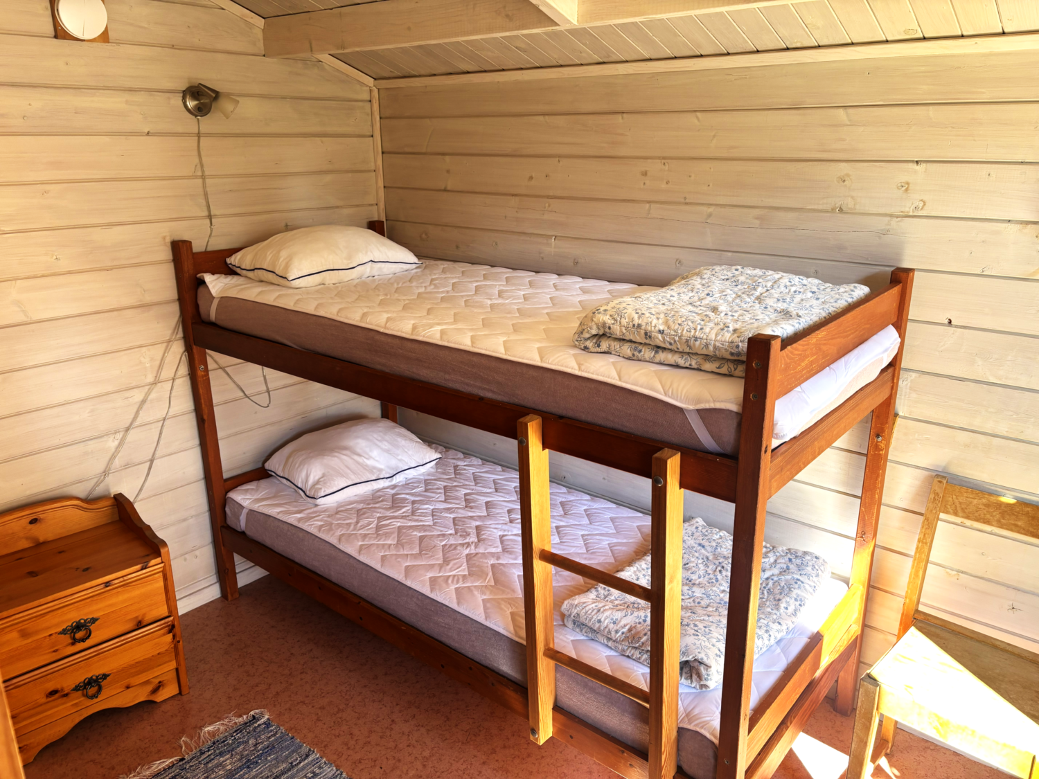 Interiör i campingstuga på Snäckan med våningssängar