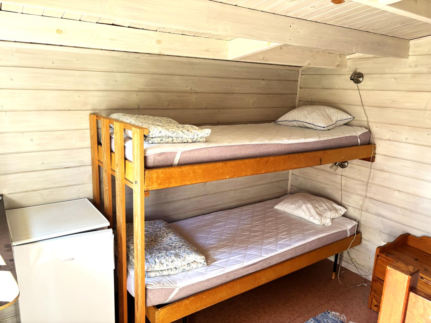 Interiör i campingstuga på Snäckan med våningssängar