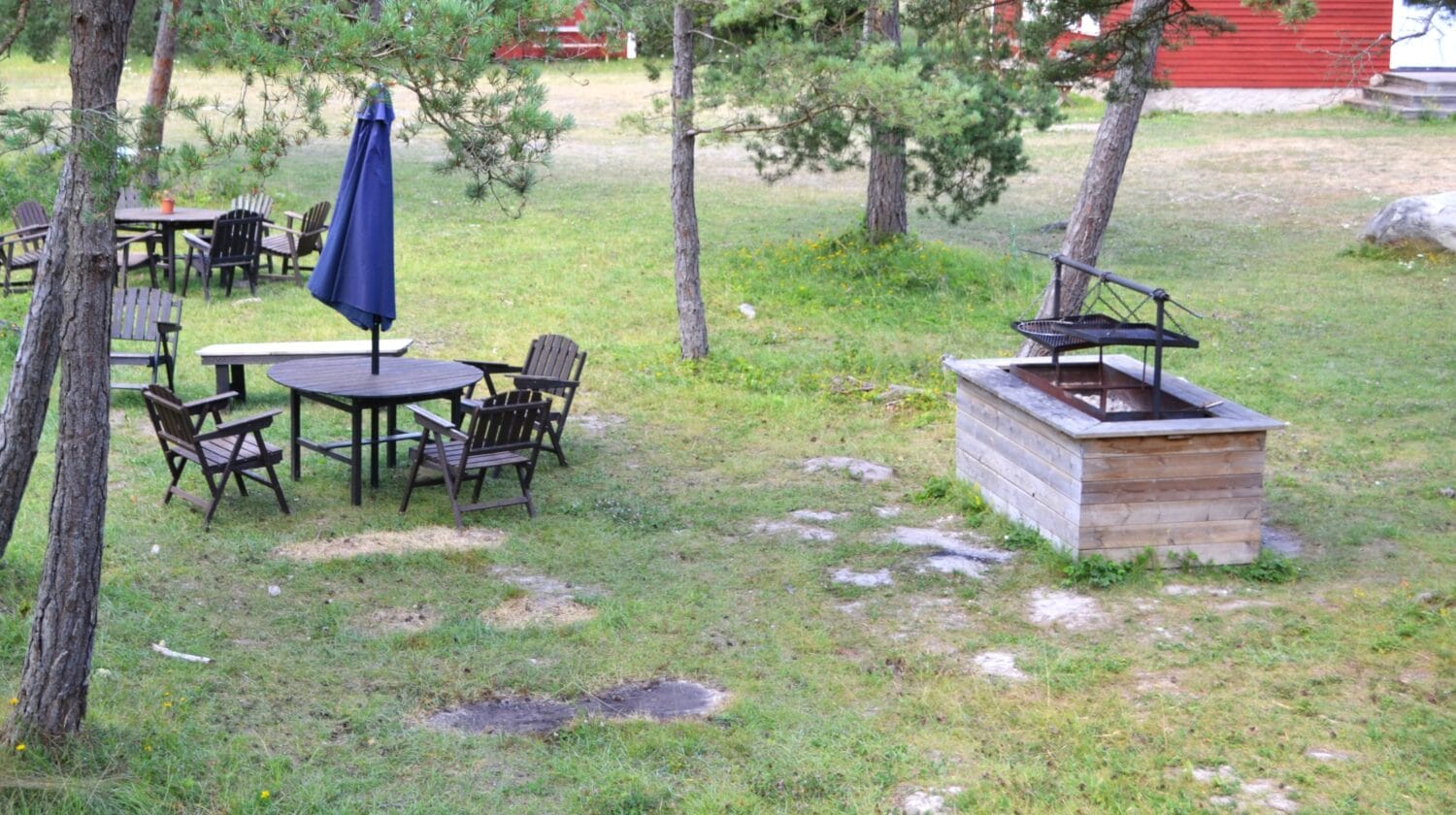 Grillplats på Snäckan nära havet på med trädgårdsmöbler
