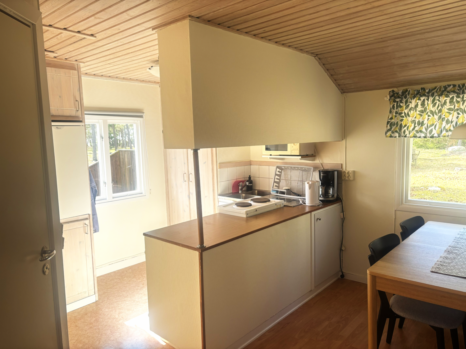 Kök i stuga på Snäckan sett från entrén
