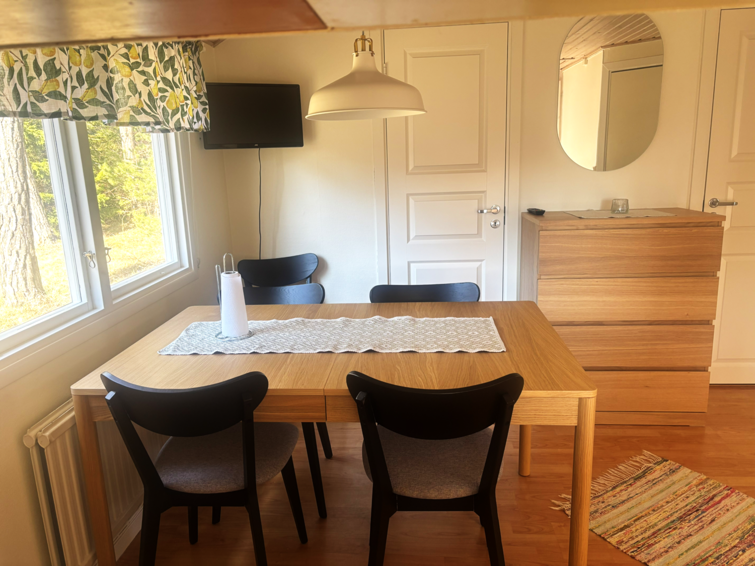 Köksbord och sittplats i stuga på Snäckan