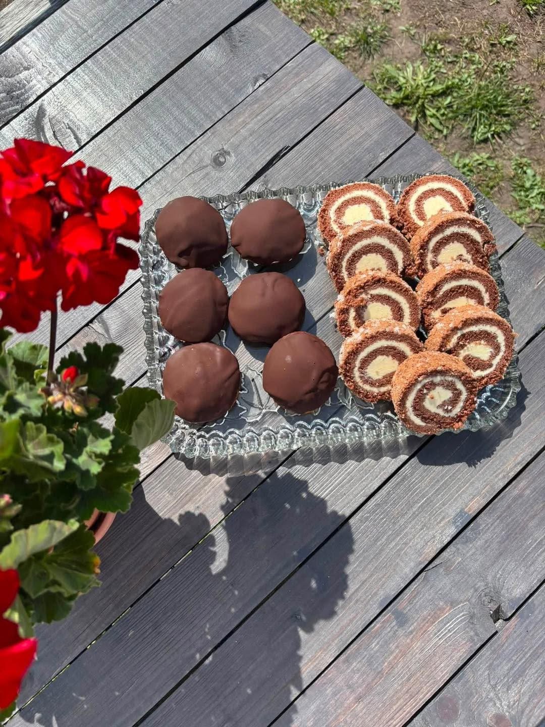 Kakor på ett fat i det gröna